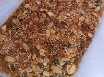 step5: 預熱烤箱150度，烤10-12分鐘。麥芽糖粉溶掉，稍微上色即可取出，1分鐘內切片。