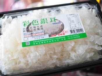 step6: •台灣在地生產新鮮天然無毒彩色銀耳(白木耳) •科技育種、環控栽培 •無農藥無SO2、無病蟲害 •獨特花香、富含多醣體 •嬌貴<span class="group_1">食材</span>、養生極品 •自然化栽培 •不須仰賴自然氣候 •品質控管佳