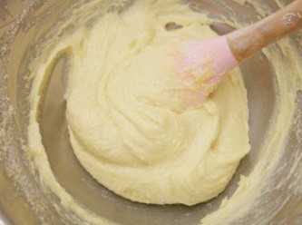 step7: 加入過篩的杏仁粉及低筋麵粉攪拌至光滑柔順狀態即完成。