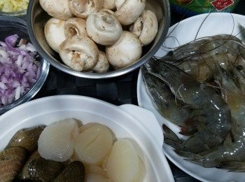 step1: 磨菇用濕布抹乾淨，切粒。
洋蔥，蒜頭切粒。
蝦洗淨挑腸（蝦殼留用），帶子洗淨，均落【<span class="group_2">蝦帶子調味</span>】。
花甲浸鹽水，洗殼。