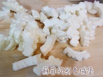 step2: 苦瓜洗淨，去籽切片。