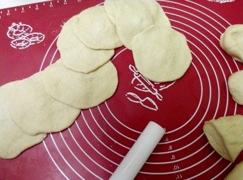 step6: 擀成圓皮，放入餡料包好