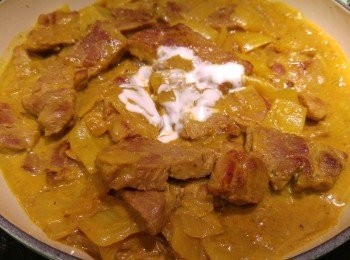 step8: 加入部份椰漿攪勻只需煮熱不能過長時間,椰漿多少按個人喜歡。