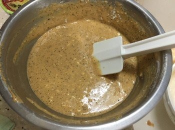 step4: 低筋面粉加入泡打粉過篩後,再加入伯爵茶包一個拌勻