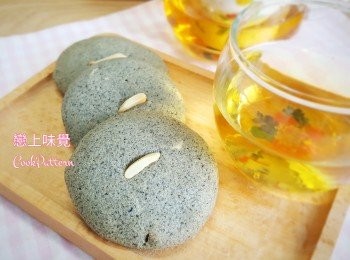 step9: 普通做法:
- 將牛油及砂糖混合，用電動打蛋器中速打至淡黃色。
- 以低速遂少加入蛋黃，打勻。
- 篩入麵粉及粟粉，拌勻成麵糰。
- 用保鮮紙包好，捲成約圓柱狀，放入雪櫃冷藏1小時至硬身。
- 預熱焗爐170度，將麵糰切成約5mm厚片。
- 將厚片放在墊上錫紙的烤盤上，烤焗15-20分鐘。
- 取出，放在架上放涼後即可。