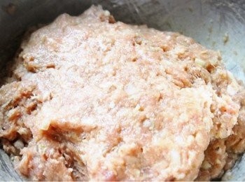 step5: 撻幾下。（通常做肉餅我都不建議用撻的，因為怕口感變實。但若要肉丸不要變型，還是要它本身有力道呀。）放雪櫃最少兩小時，可早一晚做好。