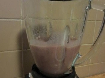 step3: 另外將牛奶,红豆泥放入攪拌器中攪拌至糊狀,紅豆罐頭已有甜味，不用放糖。