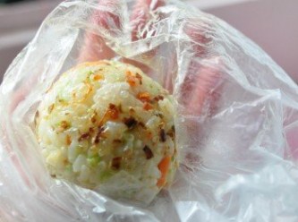 step9: 再以一塑膠袋裝入攪拌均勻的時蔬米飯塑成一圓形共2顆