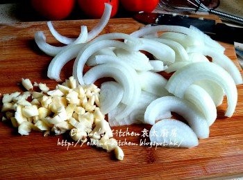 step6: 洋蔥及蒜頭去衣 , 洋蔥切幼條 , 蒜頭切粒 , 蕃茄洗淨切件