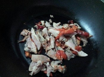 step5: 平底鍋中加少許油燒熱後 , 加入燒鴨絲炒香