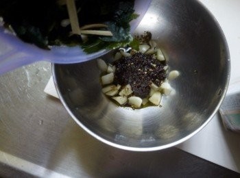 step3: 取一個碗將<span class="group_2">調味</span>倒入後(牛頭牌香椿的油也加入一湯匙)再加瀝乾的海帶芽拌一拌， 放進冰箱，要吃時灑上熟白芝麻即可