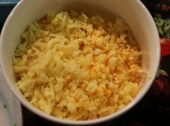 step4: 將水煮蛋和芝士絲切碎。