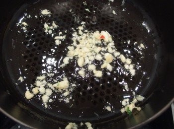 step9: 準備一個平底鍋放入少許橄欖油熱鍋後,爆香蒜末及辣椒末(喜歡辣的可加入辣椒末)。如使用平底鍋煎法式豬排,豬排起鍋後可直接將蒜末爆香。