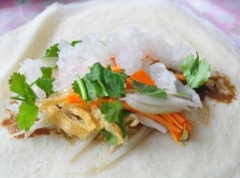 step3: 再將銀耳與各樣<span class="group_1">食材</span>略抓取一些堆疊