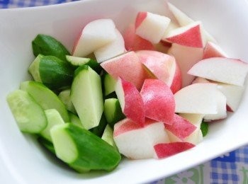 step2: 小黃瓜滾刀切片、甜桃隨意切塊(想吃什麼水果都可以隨意添加)