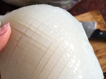 step3: 蒟蒻白玉板表面畫刀切塊後，放入平底鍋煎至表面乾燥。