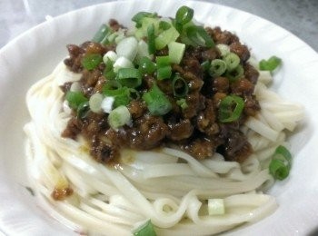 step5: 煮好的麵條~灑上葱花便是美味的一餐!!