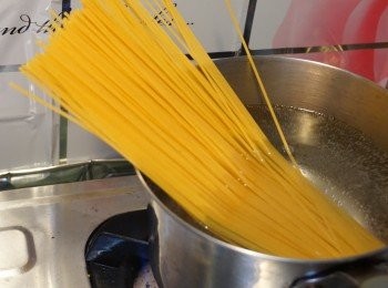 step4: 同一時間，把意粉加入滾水中，再下少許橄欖油和鹽一同煮8分鐘。