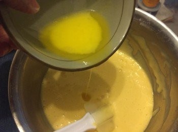 step9: 加入已助溶的牛油.攪拌至順滑