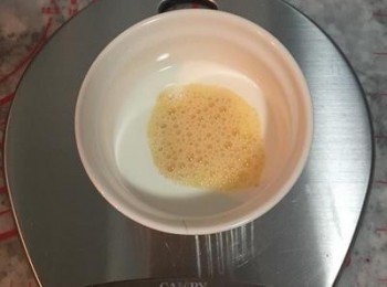 step2: 先進行牛奶麵糰的操作，將25g的全蛋液倒入牛奶中混合，再將混合液倒入麵粉中，用攪拌棒混合到看不到水份後就可以用手揉麵。揉到麵糰光滑不黏手。