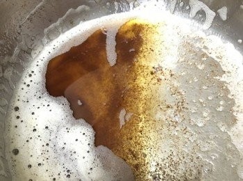 step1: 牛油放中小鍋中煮之微焦色後備用。