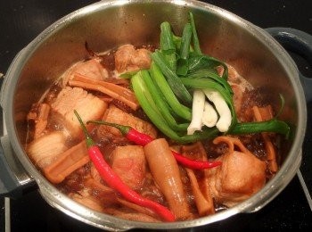 step8: 放入青蔥,加入烏醋及八角和適量的水(水量不需超過<span class="group_1">食材</span>的高度),煮滾後蓋上鍋蓋,轉小火慢燉約50-60分鐘(燉煮時間可依個人喜愛的<span class="group_1">食材</span>軟硬度做調整)。