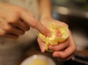 step5: 用蛋皮包肉餡，再將芝司樂包入肉餡裡（起司片切小丁比較好包）