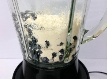 step2: 將新鲜籃莓與Rawtanica有機猴麵包果粉入攪拌機