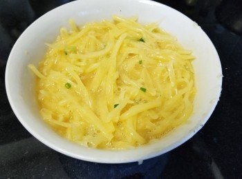 step5: 先將薯條用蒜頭，乾蔥少少鹽煎香薯條，放涼後再放入蛋汁閒置 5 分鐘，等薯條可吸收蛋汁。