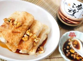 step7: 煎的酥脆的餃皮包上自製蘿蔔糕，再沾上甘甜不死鹹的美味醬汁，在家人團聚的新年圍爐時刻，一人來一條金磚，一整年富貴又能步步高升喔!