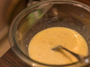 step5: 加入淡忌廉，大約3小撮幼鹽及隨意加入黑椒碎，拌勻