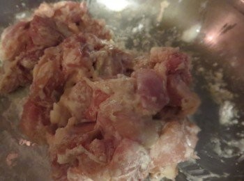 step1: 鸡腿肉剁碎,加半茶匙盐,1/4茶匙黑胡椒粉,半汤匙生粉捞匀,搅拌至有少少起胶,再加玉米粉和粘米粉拌匀。