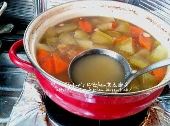 step10: 最後加入少許鹽調味拌勻 , 轉用大火再煲滾 , 熄火焗30分鐘即可