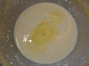 step3: 加入菜籽油拌勻。