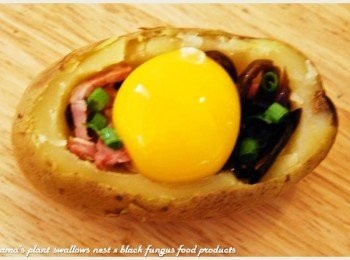 step5: 最後在於上層打入一整顆雞蛋，同時酌量灑入黑胡椒與蔥花。