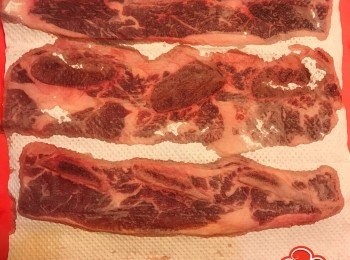 step2: 解凍後，用廚房紙輕印牛仔骨，印出多餘血水