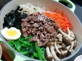 step9: 最後舖上牛肉+紫菜碎，　以韓式豆辦醬拌食便可.　