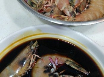 step3: 準備【<span class="group_2">蝦煲汁料</span>】，攪均，放入蝦浸10-15分鐘。