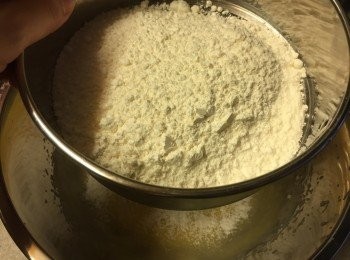 step3: 篩入高筋和低筋麵粉, 分2次加入牛油溶液中