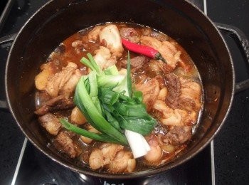 step7: 加入適量的水(水量超過<span class="group_1">食材</span>高度即可),放入青蔥煮滾,將湯上的浮末撈除,蓋上鍋蓋後轉小火先燉煮1小時。