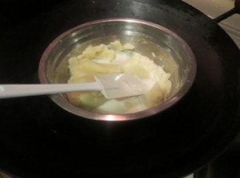 step6: 薯蓉碗坐熱水，逐少加入暖牛奶， 一直拌勻，讓薯蓉吸收牛奶，牛奶不用全部用完，至薯蓉綿滑便可
