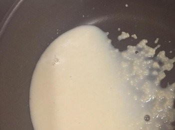 step2: -不停攪拌至中東米（遇熱）開始泡開膨脹，加入寒天粉快速拌勻，