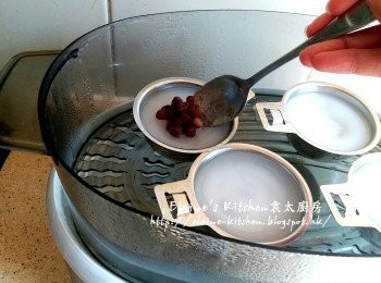 step17: 倒入粉漿及紅豆蓋上蓋蒸5分鐘 , 5分鐘後再加入適量紅豆係糕面