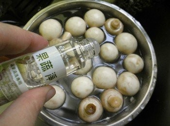 step1: 取一大盆，準備2公升水，並滴入約4ml果蔬淨之後將磨菇浸泡於液體中3~5分鐘。 之後在水中撮洗蔬果，再以流動清水徹底清洗乾淨。