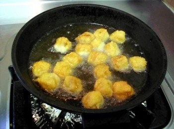 step1: 先熱油鍋炸熟雞球