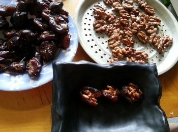 step4: 將已涼合桃釀入椰棗內即可