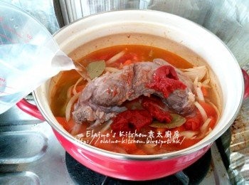 step6: 逐一放入牛展 , 茄膏 , 冰糖 , 月桂葉 , 雞湯 , 水及少許鹽調味拌勻