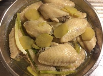 step2: <a href="https://bit.ly/3zHU5V3" target="_blank" data-keyword="雞翼" class="guide-link"><strong>雞翼</strong></a> <span style="display:inline-block;vertical-align:middle;margin-top:-3px;color:initial;border-radius:3px;padding:2px 3px;font-size:12px;line-height:14px;background:#87d300;color:#fff;">即買</span> 蒸時放上薑片及3棵蔥一齊蒸，用蒸爐100度/大火隔水蒸20分鐘；