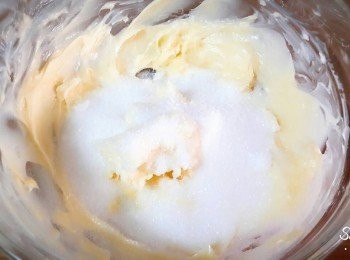 step3: 加入砂糖拌至糖溶化