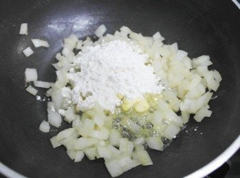 step4: 洋蔥炒到半透明時加入奶油和麵粉翻炒!!! 這步驟要注意不要讓麵粉焦了~~